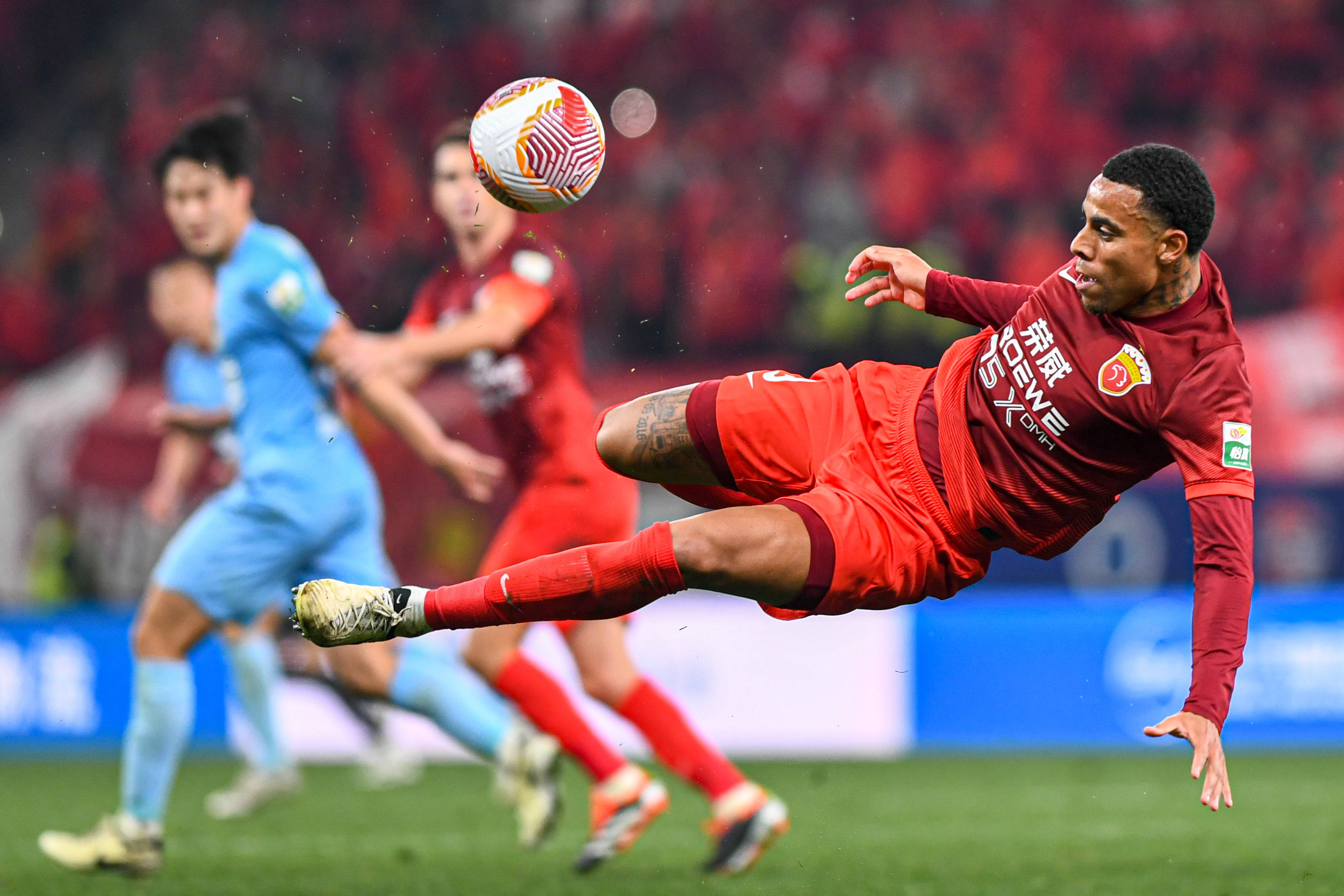 足球赛场上发生了惊心动魄的一幕！